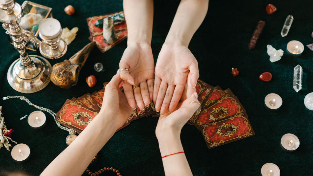 femme en train de tenir les mains d'une autre femme